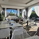 Salt And Sun Apartment