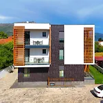 Cameleon Orebic- Beachfront Apartments