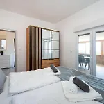 Lovely Apartment In Skabrnja