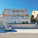 Gorgeous Apartment In Korcula With Kitchen