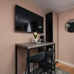 Sapphire Studio Apartment With Free Private Parking