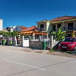 Nice Apartment In Turanj With Kitchen