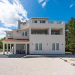 Beautiful Apartment In Pridraga With Wifi