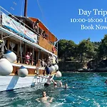 Rhythm Floating Hostel - Zadar