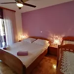 Apartment Roncevic With Fireplace, In Rovanjska