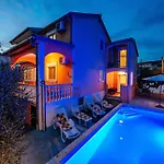 Beautiful Holiday Home In Maslenica Near Beach