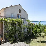 Apartmani Kate, Plat