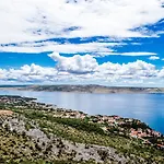 Simplistic Apartment In Starigrad Near Sea