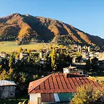 Travel Inn House Mestia • Მოგზაურის Სახლი