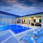Beautiful Villa Petra With Summer Kitchen And Pool