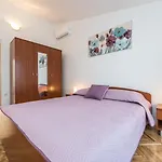 Spacious Apartment With Garden