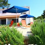 Spacious Apartment In Veli Rat With Courtyard