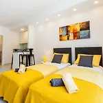 2Sis Apartments