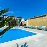 Crowonder Villa Nina