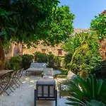 Old Town House With Floor Heating & Lush Private Garden