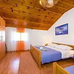 Apartment Matkos - With Garden And Terrace