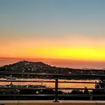 Beautiful 2 Bedroom 2 Bathroom Sea View, Free Parking