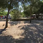 Kamp Plava Laguna, Drage
