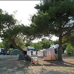Kamp Plava Laguna, Drage