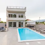 Villa Lele - Peace, Mountain & Sea View, Heated Pool