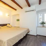 City Wall'S Studio Apartment