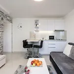 S & V Deluxe Apartments