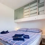 Hoplite 2Br Apartment With Free Parking