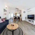 Apartmani Neva, Pridraga