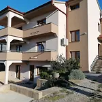 Holiday House Roncevic 50 M From Sea A1