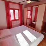 Holiday House Roncevic 50 M From Sea A1