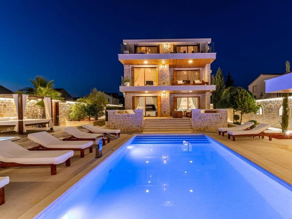 In Pola A With Swimming Pool
