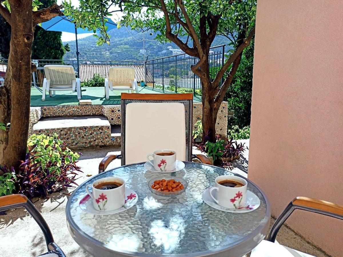 Tanya - Modern 3 Bedroom House Seconds Away From The Sea *