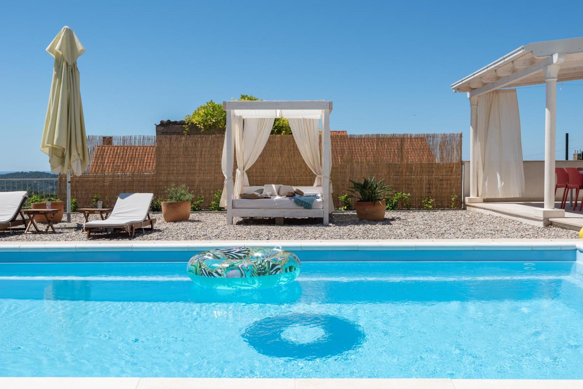 Sunny Oasis - Family Fun *