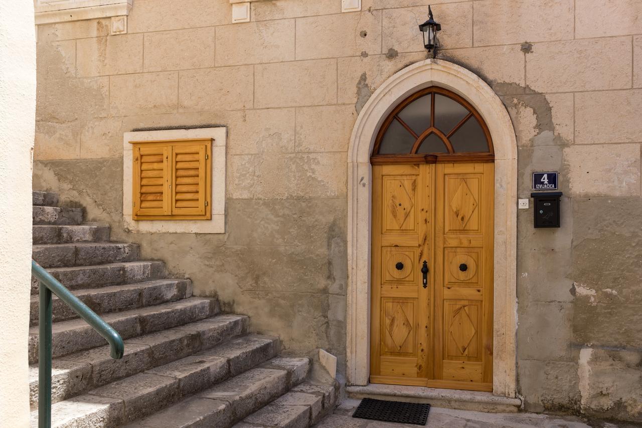 Izvijacica * Ragusa