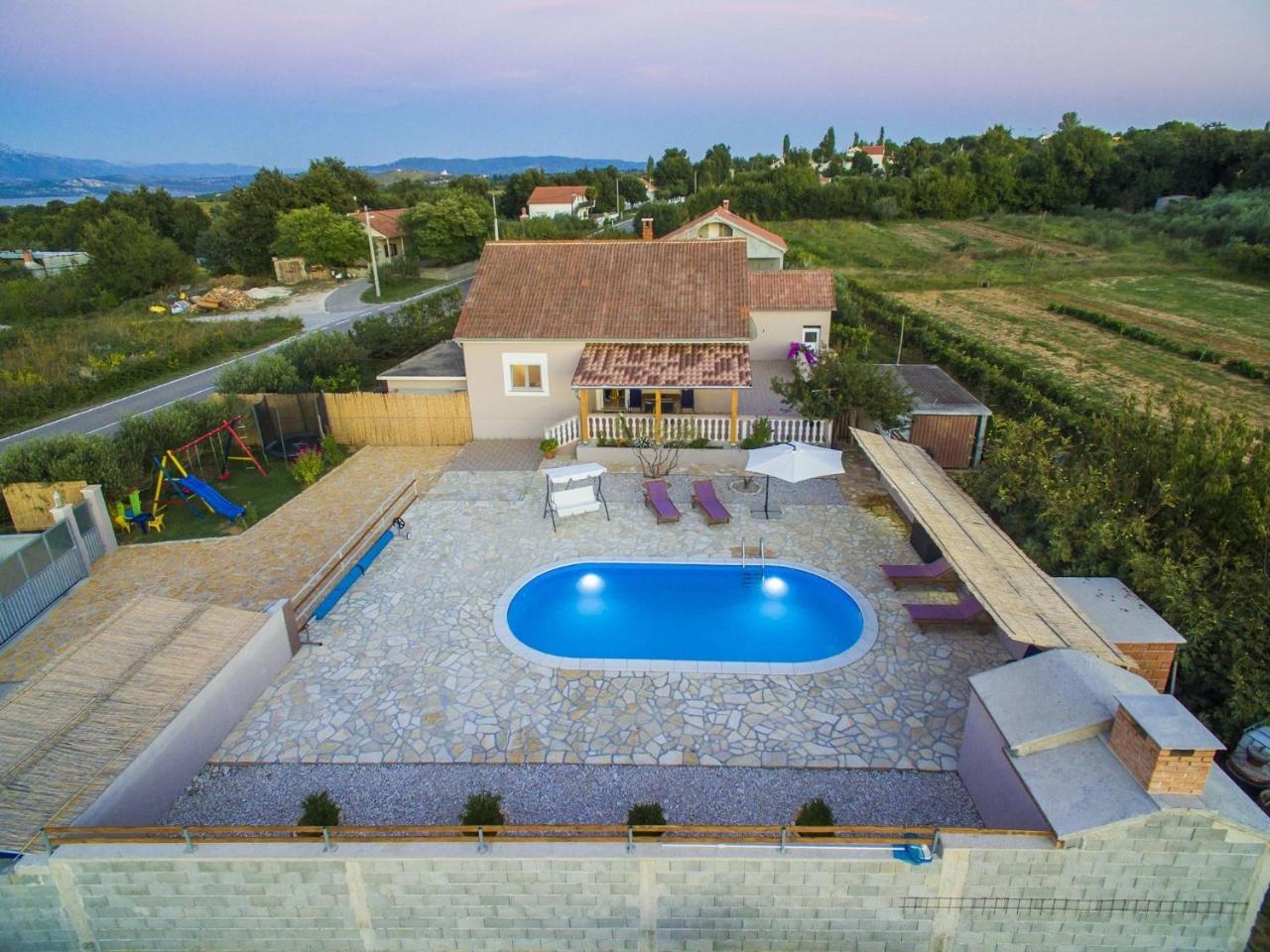 Charming With Private Pool Islam Latinski