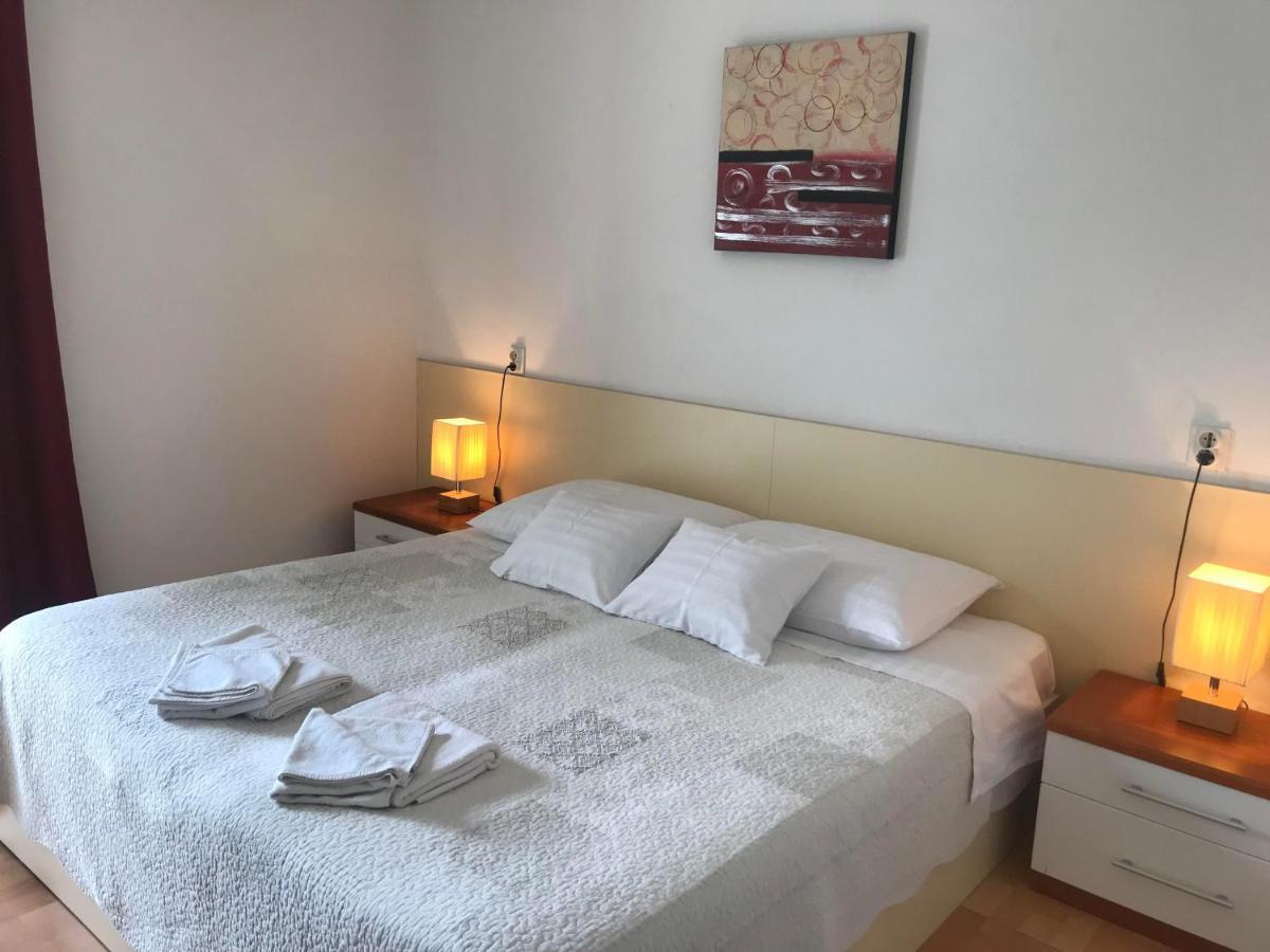 Spacious Bedroom For Two With Pool View - Pansion Hajduk Penzion